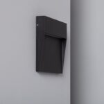 Balise murale noire carrée en saillie avec ouverture d'éclairage dirigée vers le bas finition mate