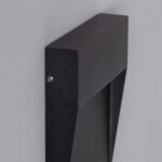Balise murale noire en saillie, forme carrée, finition granuleuse et fixation murale apparente