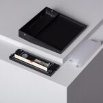 Balise LED carrée noire en saillie murale, boîtier plat et compact