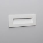 Balise encastrée rectangulaire blanche, ouverture inclinée pour éclairage de marche, finition mate