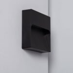 Balise murale rectangulaire noire en métal mat, ouverture inclinée pour éclairage mural, montage en saillie