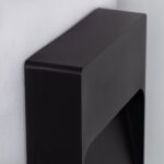 Balise murale noire rectangulaire en saillie, finition mate, ouverture vers le bas