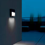 Applique murale LED carrée noire avec diffuseur blanc, éclairage dirigé vers le bas