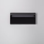 Balise murale LED noire rectangulaire en saillie avec ouverture diffuseur horizontal, finition mate