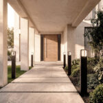 Balise sur pied noire en métal avec diffuseur lumineux rectangulaire émettant lumière blanc chaud