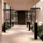 Balise sur pied noire en métal mat à tête rectangulaire pour éclairage d'allée extérieure