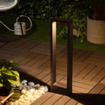Balise LED sur pied noire rectangulaire en métal, fixation au sol pour terrasse