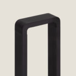 Balise sur pied rectangulaire noire en métal mat, cadre ouvert à coins arrondis