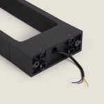 Balise LED rectangulaire noire avec diffuseur blanc et câble d'alimentation apparent