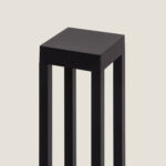 Balise sur pied noire en métal à sommet carré et montants ajourés, finition mate