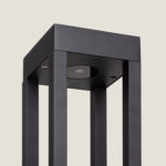 Balise sur pied anthracite mate, structure carrée à quatre montants, dessus avec module LED encastré