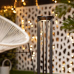 Balise LED extérieure noire en métal mat, colonne rectangulaire ajourée sur pied