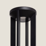 Balise sur pied noire en métal mat, lanterne cylindrique ouverte avec diffuseur LED encastré