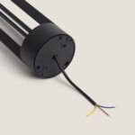 Balise LED sur pied noire cylindrique, base ronde avec câbles électriques apparents