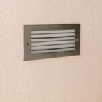 Balise encastrée murale rectangulaire inox, diffuseur blanc à lames horizontales