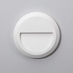 Balise murale LED ronde blanche en saillie avec ouverture semi-circulaire orientée vers le bas