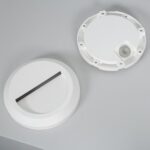 Balise LED ronde blanche en saillie murale, ouverture lumineuse horizontale et boîtier apparent