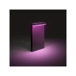 Balise sur pied rectangulaire noir mat avec éclairage LED violet diffus au sol