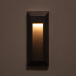 Balise murale rectangulaire noire en saillie LED émettant un éclairage blanc chaud vertical