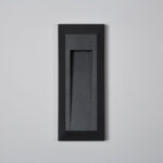 Balise murale rectangulaire noire finition mate, encastrée avec ouverture centrale