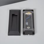 Balise LED extérieure noire rectangulaire en saillie, capot et base visibles avec câblage et bande LED