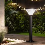 Balise solaire sur pied noir avec diffuseur conique transparent et éclairage LED pour allée extérieure