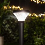Balise sur pied solaire noire avec diffuseur transparent nervuré éclairant en LED pour extérieur