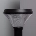 Balise solaire sur pied noir, diffuseur conique transparent strié