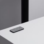 Télécommande rectangulaire noire en plastique avec boutons gris pour balise solaire extérieure