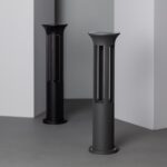 Balise sur pied cylindrique anthracite à fentes verticales, base de fixation ronde