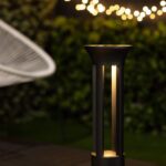 Balise LED solaire sur pied en métal noir, éclairage chaud vertical à lames