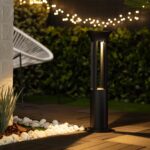 Balise sur pied solaire noire cylindrique LED à ouvertures verticales, éclairage de terrasse