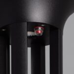 Balise LED solaire noire mat, colonne ajourée cylindrique avec voyant rouge intérieur