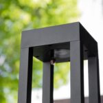 Balise solaire sur pied noire en métal à structure carrée LED intégrée