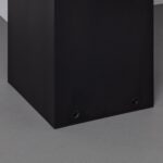 Balise sur pied noire rectangulaire en métal, base de fixation au sol avec deux trous