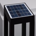 Balise solaire sur pied noire avec panneau solaire carré intégré et structure ajourée