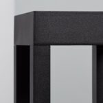 Balise sur pied en métal noir texturé, corps carré avec montants verticaux