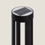 Balise solaire sur pied noire à tête circulaire avec panneau solaire et fûts ajourés