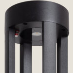 Balise sur pied LED gris anthracite en métal texturé, fentes verticales et éclairage encastré