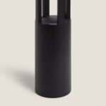 Balise extérieure noire cylindrique en métal mat avec fentes verticales