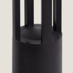 Balise sur pied noire en métal mat, forme cylindrique avec montants verticaux ajourés