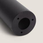 Balise sur pied noire en métal cylindrique, base à bride avec trous de fixation