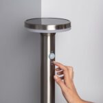 Balise solaire sur pied inox brossé avec détecteur de mouvement et panneau solaire circulaire