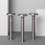 Balise sur pied inox brossé, tête ronde plate avec détecteur de mouvement intégré