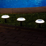 Balise solaire ronde blanche sur piquet, LED pour éclairage extérieur au bord d'une piscine