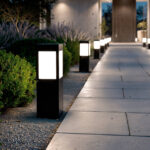 Balise sur pied noire rectangulaire avec diffuseur blanc, éclairage de chemin extérieur