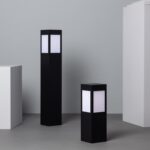 Balise LED solaire sur pied noire rectangulaire avec panneaux diffusants blancs