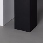 Balise sur pied rectangulaire noire, finition mate, base carrée visible