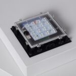 Balise LED sur socle noir carré, lentille transparente, 16 LED visibles