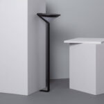 Balise sur pied LED noire en métal au design angulaire, tête plate, fixation au sol